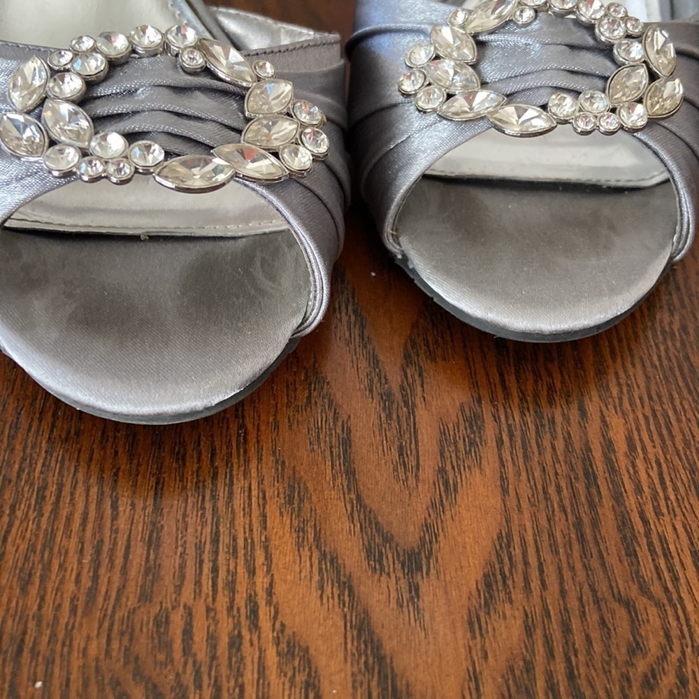 WOMEN’S Nina gray wedges size 8M rhinestones satin - Picture 9 of 11